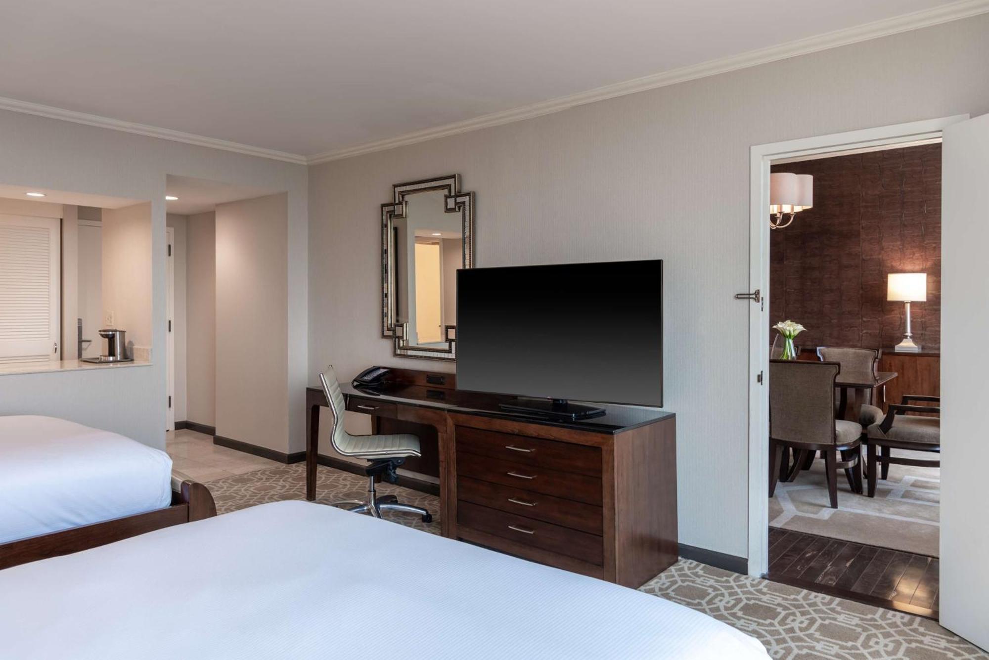 Hilton Alexandria Mark Center Exteriör bild