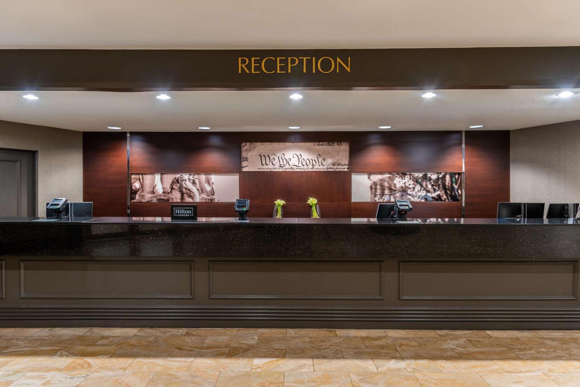 Hilton Alexandria Mark Center Exteriör bild